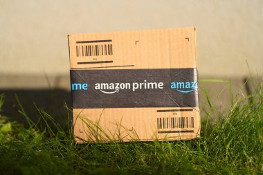 Hızlı e-ticaret lojistiğini temsil eden Amazon Prime kutusu 13.09.2024 Avrupa, Polonya.
