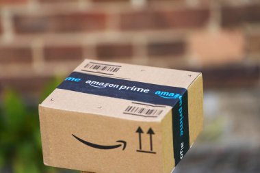Amazon parseli verimli indirme hizmetini sembolize ediyor 13.09.2024 Avrupa, Polonya.
