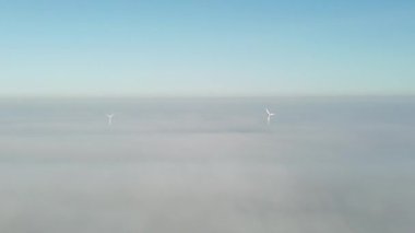 Sisteki beyaz bulutların üstündeki gökyüzü manzarası