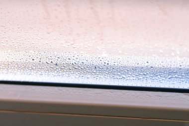 Pencere camında su damlacıkları oluşuyor