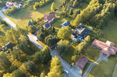 Orta gelirli ve EUrope 'da yüksek gelirli ailelere sahip banliyö sakinlerinin modern evleri