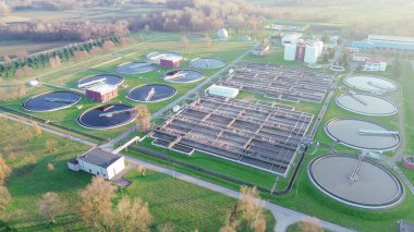 Havalandırma tankları olan kanalizasyon arıtma tesisi