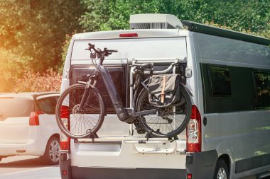 Otoparktaki karavanda elektrikli bisiklet.