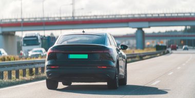 Altın saat otoyolda SUV gezisi