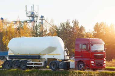 LPG tanker kamyonu sanayi bölgesi yakınlarında.