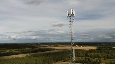 Kırsal bölgedeki cep telefonu ağ vericisi kulesi
