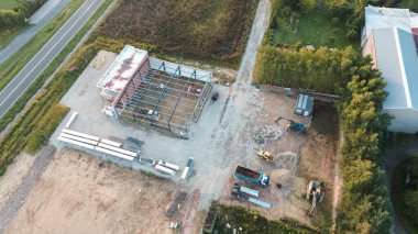 Ağır makineler ticari yapı inşa ediyor