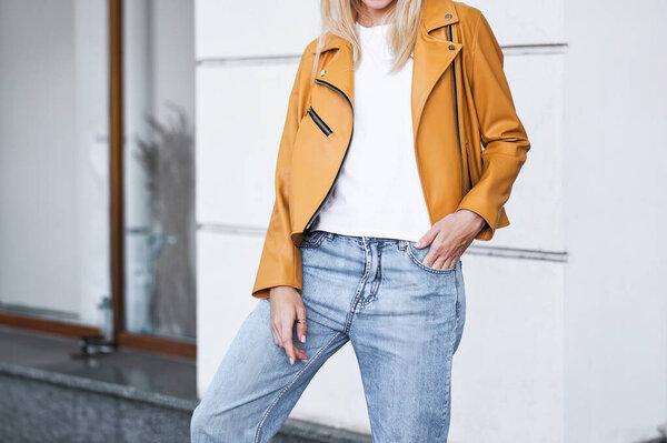 Стильная желтая кожаная куртка с молниями