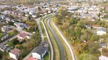 Nehir ve doğa ile şehir manzarası