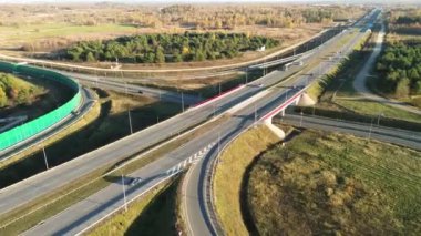 Trafik güneşli ve bölünmüş otoyolda ilerliyor