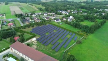 Sıraya dizilmiş panelleri olan güneş enerjisi çiftliği.