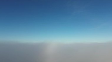 Parlak Güneş Bulutların Üzerinde Parlıyor