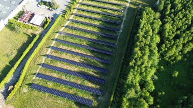 Güneş panelleri ve yeşil alanlar gün batımında