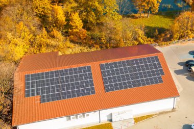 Güneş panelleri olan sürdürülebilir evin havadan görüntüsü