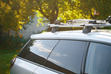 Arabanın çatısındaki boş bisiklet rafı maceraya hazır.