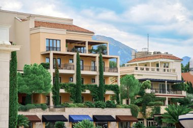 Geniş balkonları ve bitkileri olan lüks daireler.