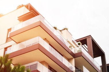 Adriyatik kıyısında balkonları olan parlak, modern daireler.