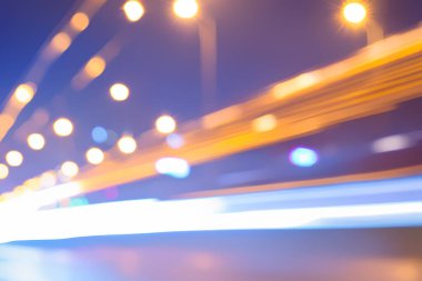 Bulanık ışıkları olan gece trafiği