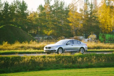 Açık alanda siyah lüks araba