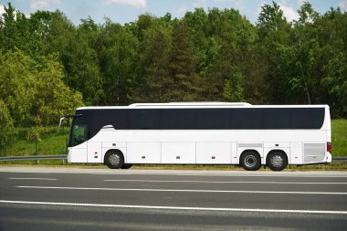 Otoparktaki büyük beyaz otobüs.