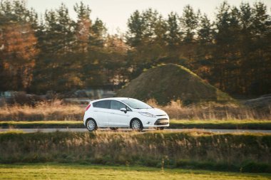 Kırsal yolda küçük bir Avrupa arabası