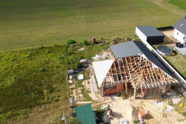 Açık alanda eksik ev