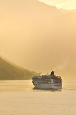 Karadağ 'daki modern yolcu gemisi Kotor Körfezi