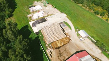 Çiftlik gündoğumunda saman balyalarının havadan görünüşü