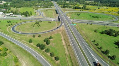 Ormanın yanındaki yolda giden arabalar