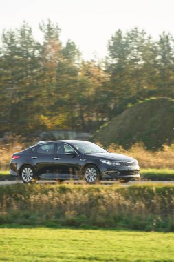 Kırsal yolda siyah bir araba.