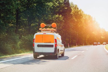 Otoyol servis aracı trafikte