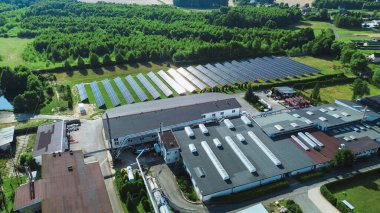 Kırsal ilkbahar manzarasında yeşil enerji güneş panelleri