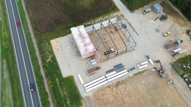 Kırsal kesimde inşaat halindeki sanayi binası