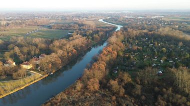 Doğal kırsal çevrede sakin bir nehir