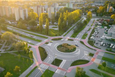 Yolları ve sonbahar ağaçlarıyla dolu şehir manzarası