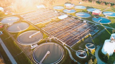 Çevredeki modern kanalizasyon arıtma tesisi