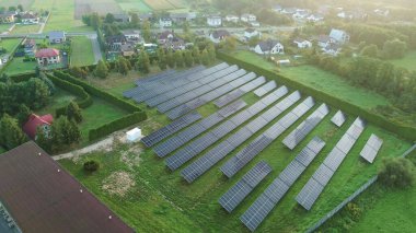 Kırsal alandaki güneş enerjili modern ev