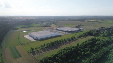 Lojistik operasyonları ve kamyon deposu olan büyük bir şehir deposu.