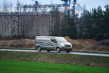 Endüstriyel yolda nakliye aracı.