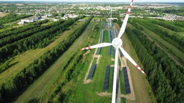 Rüzgar ve güneş enerjili yenilenebilir enerji çiftliği