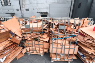 Metal kafeslerde karton atık