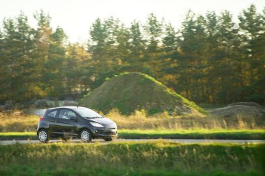 Kırsal yolda kompakt otomobil seferi