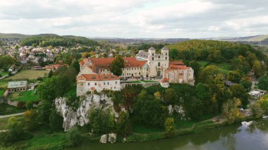 Tarihi kale ve kasabanın havadan görünüşü
