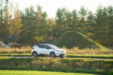 Kırsal yolda küçük bir Avrupa arabası