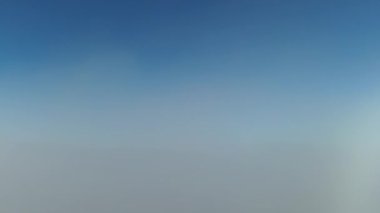 Açık Gökyüzü ile Bulutun Üzerinde Güneş Işığı