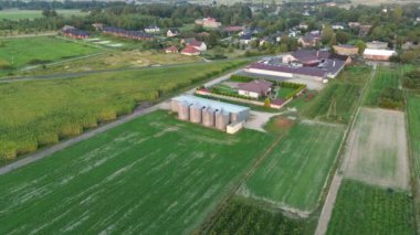 Ev ve silo manzaralı tarım arazisi