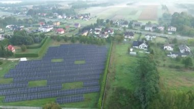 Güneş panelleri hava görüşlü temiz enerji üretimi