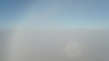 Parlak Güneş Bulutların Üzerinde Parlıyor