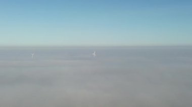 Sisli bir günde yel değirmenlerinin hava manzarası