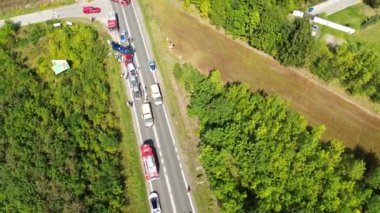 Kurtarma ekipleri ve araçlarıyla trafik kazası, Polonya, Avrupa 25.08.2024